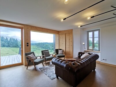 Nature Retreat: Cozy Cottage with Panoramic Views, Perfect for Family & Friends Near Lyon & Clermont-Ferrand