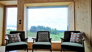 A room with three chairs and a large window. - Nature Retreat: Cozy Cottage with Panoramic Views, Perfect for Family & Friends Near Lyon & Clermont-Ferrand (Saint-Victor-sur-Arlanc)