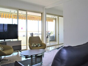 TV - Elegant 2 Bedroom Apartment with Terrace, A/C, Sea View in Villeneuve-Loubet (Villeneuve-Loubet)