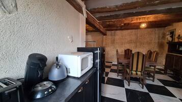 Fridge, microwave, dishwasher, cookware/dishes/utensils