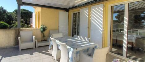 تناول الطعام بالخارج