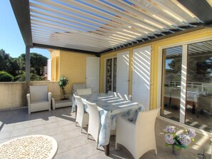 Outdoor dining - Charming 3-bedroom villa with private pool, air conditioning, parking, near the beach (Cap d'Agde)