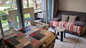 Un salon confortable avec un canapé, une petite table et une nappe matelassée.