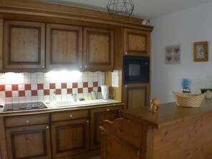 Een koelkast, een microgolfoven, een oven, een vaatwasser