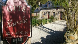 Schild für GITE Hamelis mit Kontaktinformationen.