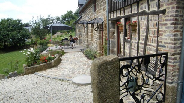Ein Steinhaus mit einem Schotterweg, der zu einem verschlossenen Eingang führt.