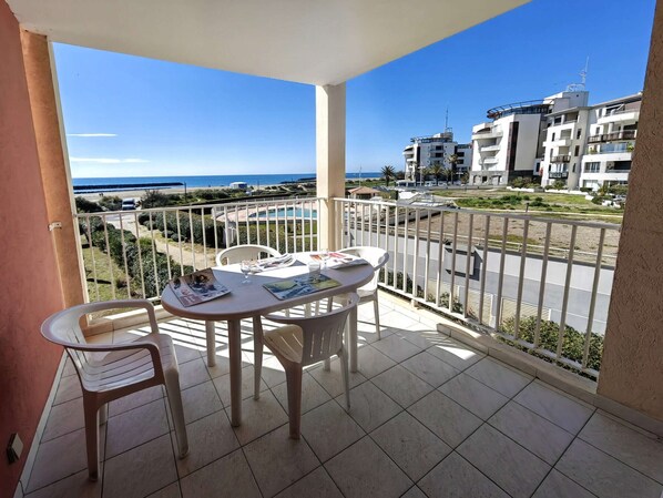 Outdoor dining - Pleasant 2BR with terrace and large pool, steps from the beach (Cap d'Agde)