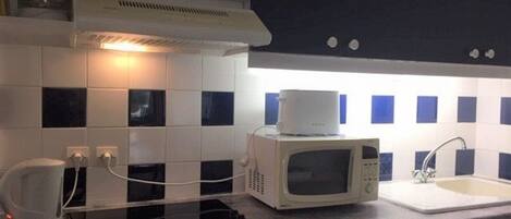 Kühlschrank, Mikrowelle, Geschirrspüler