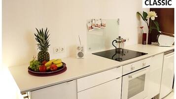 Fridge, oven, stovetop, coffee/tea maker