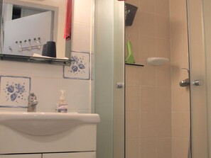 Bathroom - Studio with garden, private parking, pets allowed - 2 stars (Balaruc-les-Bains)