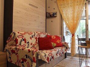TV - Studio with garden, private parking, pets allowed - 2 stars (Balaruc-les-Bains)