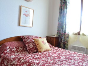 3 bedrooms - 4 Bedroom Villa, Sleeps 6, 800m from Beach, Parking, Verandas, Pets Allowed (Fleury-Saint-Pierre-la-Mer)