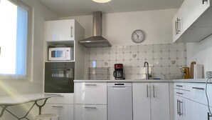 Private kitchen - Pleasant T3 with Air Conditioning and Wi-Fi, Balaruc-les-Bains (Balaruc-les-Bains)