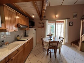 Réfrigérateur, micro-ondes, plaque de cuisson