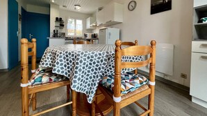 A compact kitchen with white cabinets, a microwave, and a refrigerator. - Quiet house, 3 rooms, garden, WiFi - La Brée-les-Bains (La Brée-les-Bains)