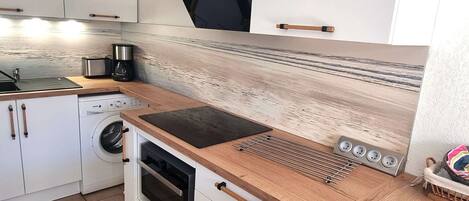 Een koelkast, een microgolfoven, een oven, een kookplaat