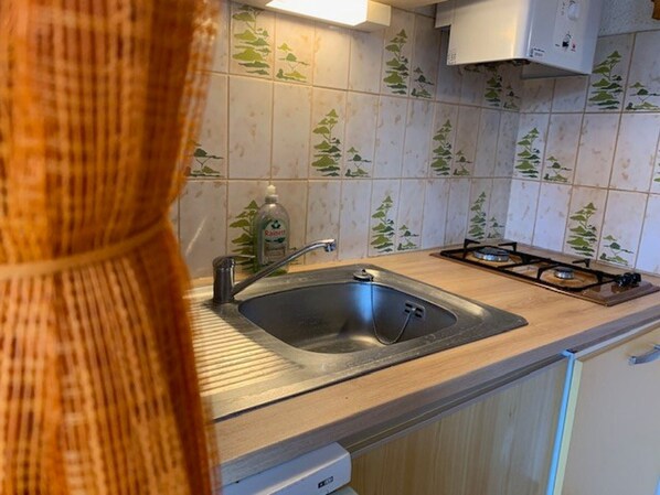 Fridge, microwave, stovetop, coffee/tea maker