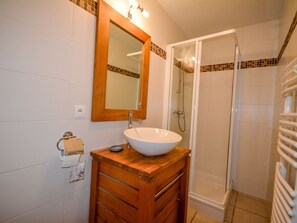 Towels - Spacious Apt for 6 in Morzine - Ski Access, Sauna, Parking, Balcony (Morzine)