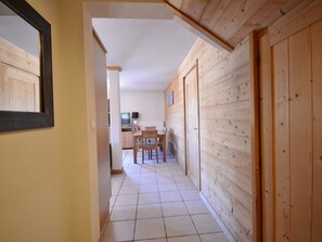 Dining - Spacious Apt for 6 in Morzine - Ski Access, Sauna, Parking, Balcony (Morzine)