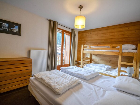 2 bedrooms, free WiFi, bed sheets - Spacious Apt for 6 in Morzine - Ski Access, Sauna, Parking, Balcony (Morzine)