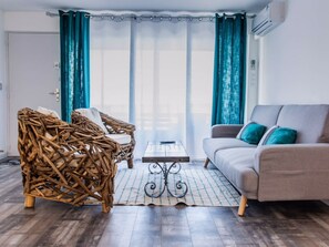 TV - Beautiful T2 in Balaruc-les-Bains with Balcony, WiFi and Pets Allowed (Balaruc-les-Bains)