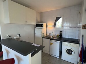 Kühlschrank, Mikrowelle, Herdplatte, Geschirrspüler