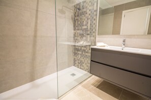 Shower, hair dryer, towels