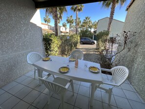 Outdoor dining - Cozy 3-Room Pavilion with Pool, Near Beach and Shops, Sleeps 6 (Valras-Plage)