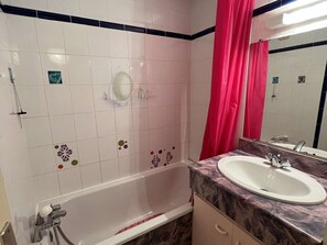 Bathroom - 1-bed apartment, terrace, private parking, near beach (Valras-Plage)