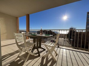 Outdoor dining - 1-bed apartment, terrace, private parking, near beach (Valras-Plage)