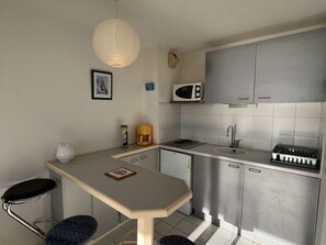 Refrigerador, microondas, placa de cocina