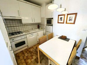 Micro-ondes, four, plaque de cuisson, lave-vaisselle