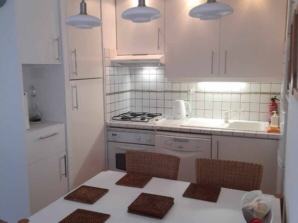 Micro-ondes, four, plaque de cuisson, lave-vaisselle