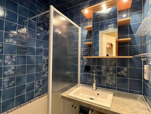 Bathroom - Cozy 1-BR Apartment with Balcony in Quiet Residence with Pool in Aix-les-Bains (Aix-les-Bains)