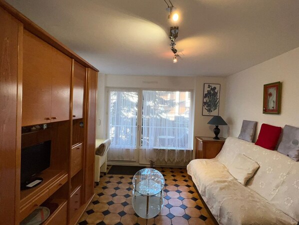 TV - Cozy 1-BR Apartment with Balcony in Quiet Residence with Pool in Aix-les-Bains (Aix-les-Bains)