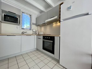 Mikrowelle, Ofen, Geschirrspüler, Wasserkocher mit Kaffee-/Teezubehör