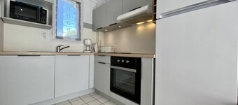 Charming 3BR Beachside House, 6 Sleeps, Renovated, WiFi, Near Bike Trails, Parking