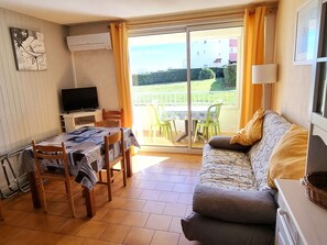 TV - Charming A/C T2 with pool and parking, 20m from the sea, sleeps 5 (Cap d'Agde)