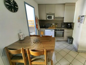 Réfrigérateur, micro-ondes, plaque de cuisson, lave-vaisselle