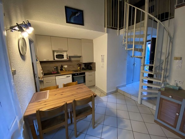 Réfrigérateur, micro-ondes, plaque de cuisson, lave-vaisselle