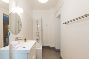 Shower, hair dryer, towels