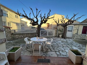 Property grounds - Central T3 with Garden, 400m from Beach, Sleeps 5 (Valras-Plage)