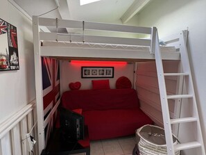 A bunk bed room with a red bedspread, a small desk with a computer, and a ladder. - Pavilion for 6 with terrace in Valras-Plage (Valras-Plage)
