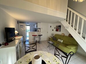 A compact living space with a kitchen, dining area, and a sofa. - Pavilion for 6 with terrace in Valras-Plage (Valras-Plage)