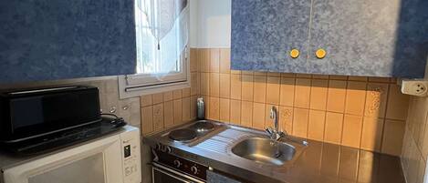 Refrigerador, microondas, horno, placa de cocina