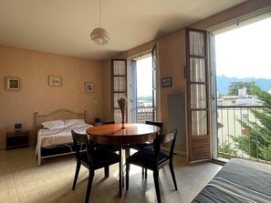 Dining - Spacious city-center studio, pets allowed (Aix-les-Bains)
