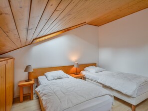 2 bedrooms, bed sheets - Central Morzine Apt, Sleeps 4, Close to Lifts, Balcony, Parking Included (Morzine)