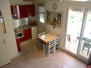 Microwave, oven, stovetop - Air-conditioned apartment for 5, parking, near beach (Cap d'Agde)