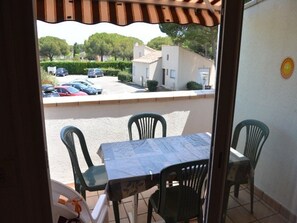 Outdoor dining - Air-conditioned apartment for 5, parking, near beach (Cap d'Agde)