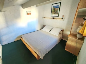 2 bedrooms, WiFi - Air-conditioned apartment for 5, parking, near beach (Cap d'Agde)
